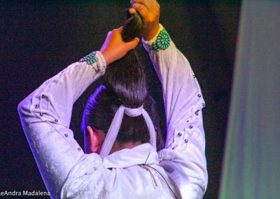 Miss Indian World contestant tying her hair