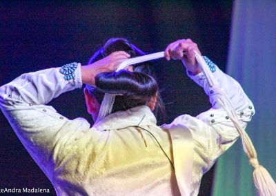 Miss Indian World contestant tying her hair